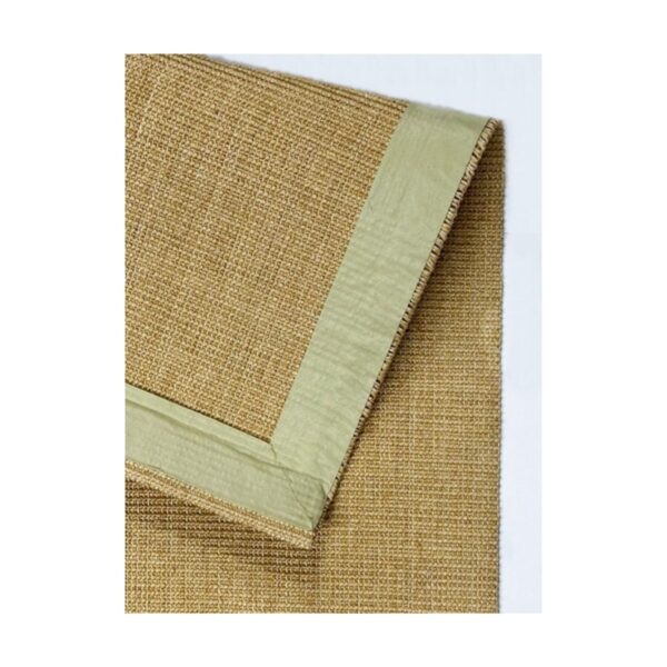 Tapete retangular de sisal com borda bege e textura robusta.