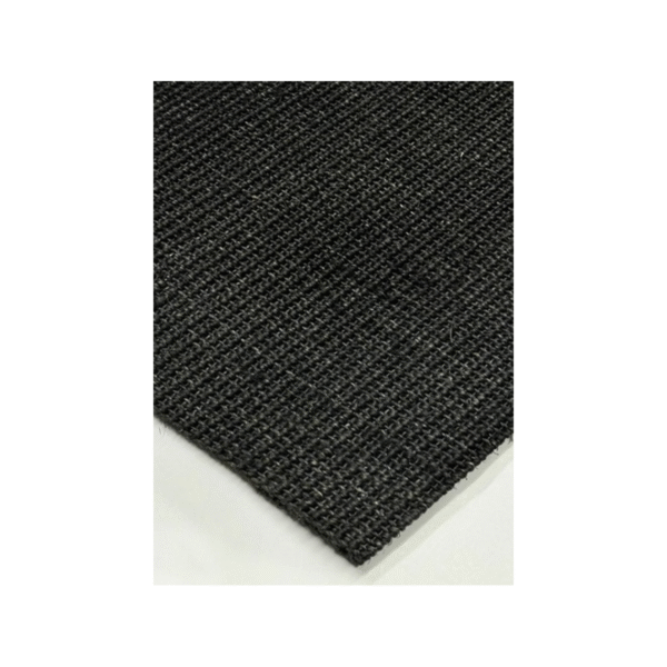 Tapete robusto de sisal preto, resistente ao desgaste, ideal para ambientes domésticos e industriais.