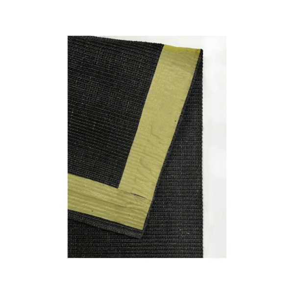 Tapete preto robusto com borda verde-oliva para uso profissional ou doméstico.