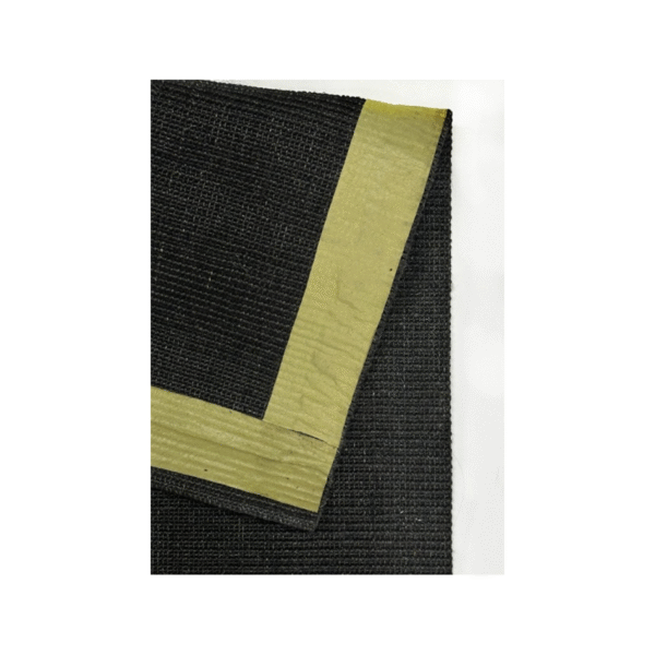 Tapete preto durável com borda verde-oliva, ideal para uso externo ou industrial.