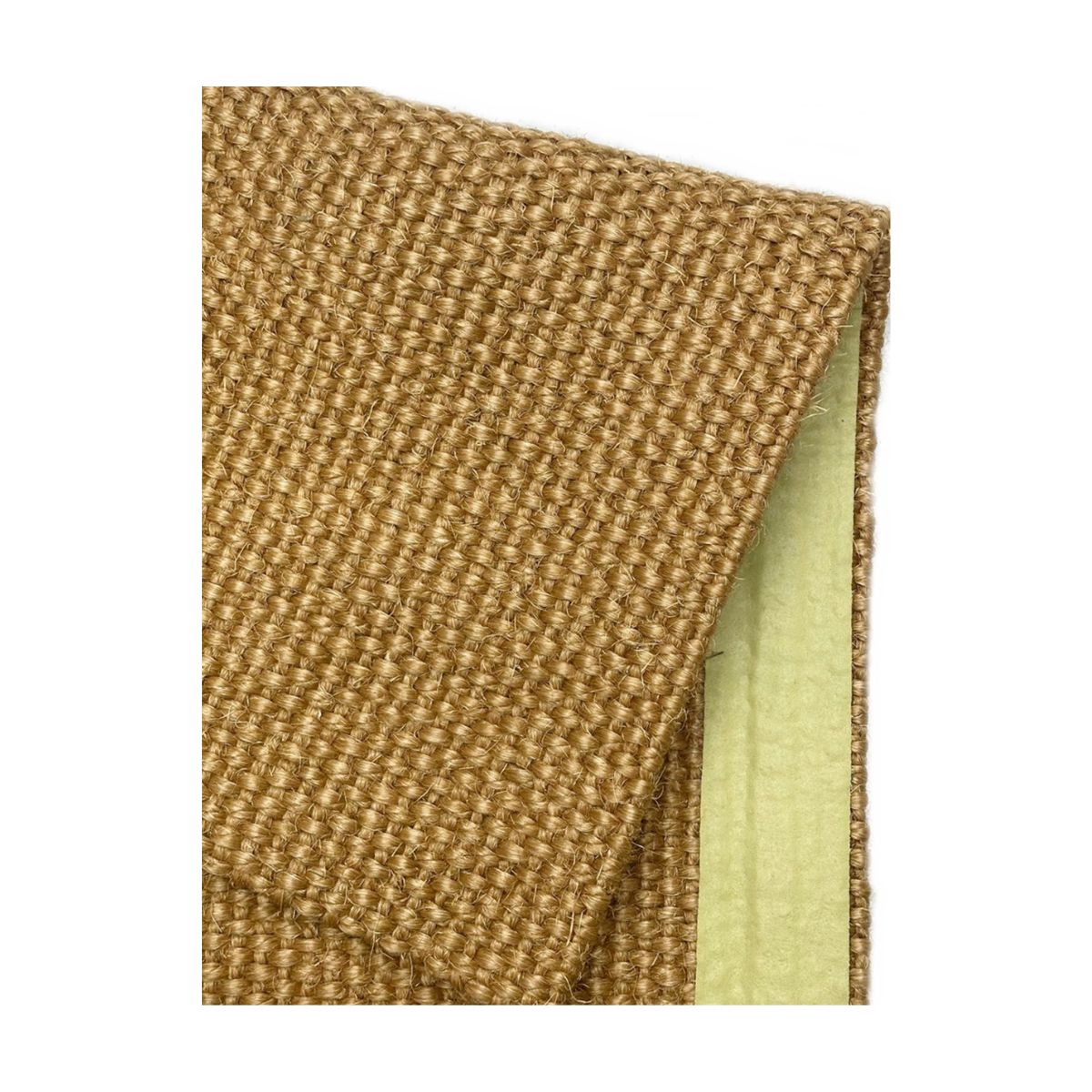 Tapete artesanal de fibra natural dobrado, revelando lado inferior amarelo-esverdeado.