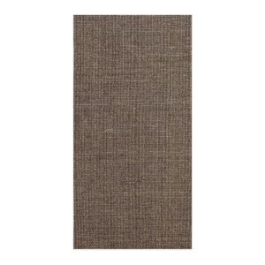 Detalhe de tapete retangular em tecido sisal marrom resistente e durável.
