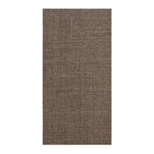 Detalhe de tapete retangular em tecido sisal marrom resistente e durável.