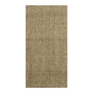 Tapete retangular em sisal natural, de cor bege com textura robusta e design minimalista.