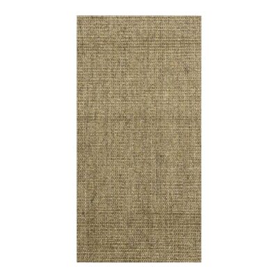 Tapete retangular em sisal natural, de cor bege com textura robusta e design minimalista.