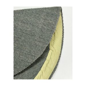 Capa de almofada sisal redonda em cinza-verde com interior amarelo claro.