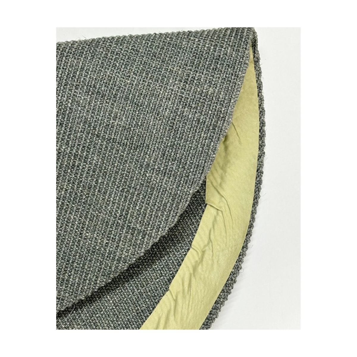 Capa de almofada sisal redonda em cinza-verde com interior amarelo claro.