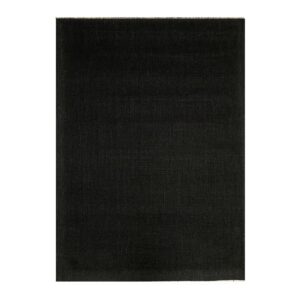 Retângulo de tecido preto com textura sutileza em fundo branco, lembrando uma obra de arte minimalista.