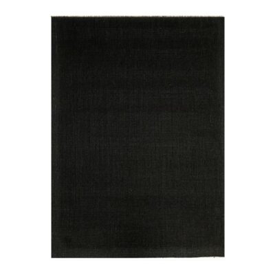 Retângulo de tecido preto com textura sutileza em fundo branco, lembrando uma obra de arte minimalista.
