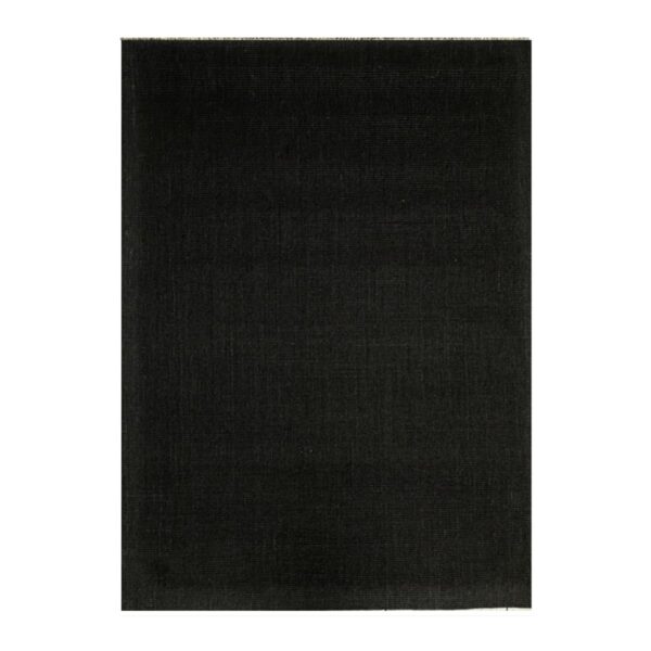 Retângulo de tecido preto com textura sutileza em fundo branco, lembrando uma obra de arte minimalista.