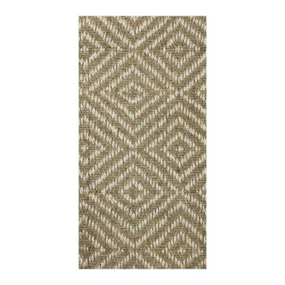 Tapete de sisal natural com padrão de diamante e textura robusta.