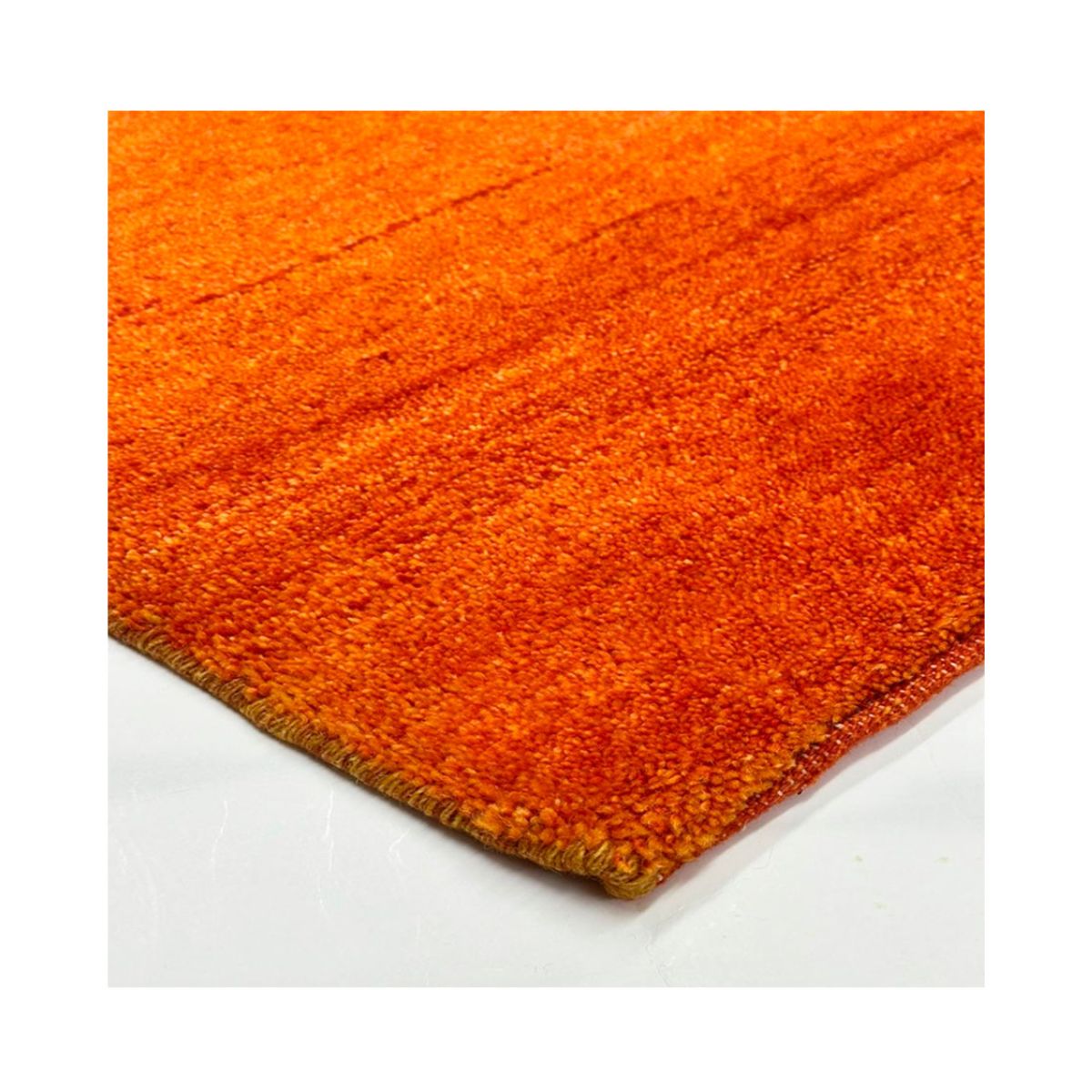 Tapete laranja retangular de lã, luxuoso e vibrante, em close-up em fundo branco.