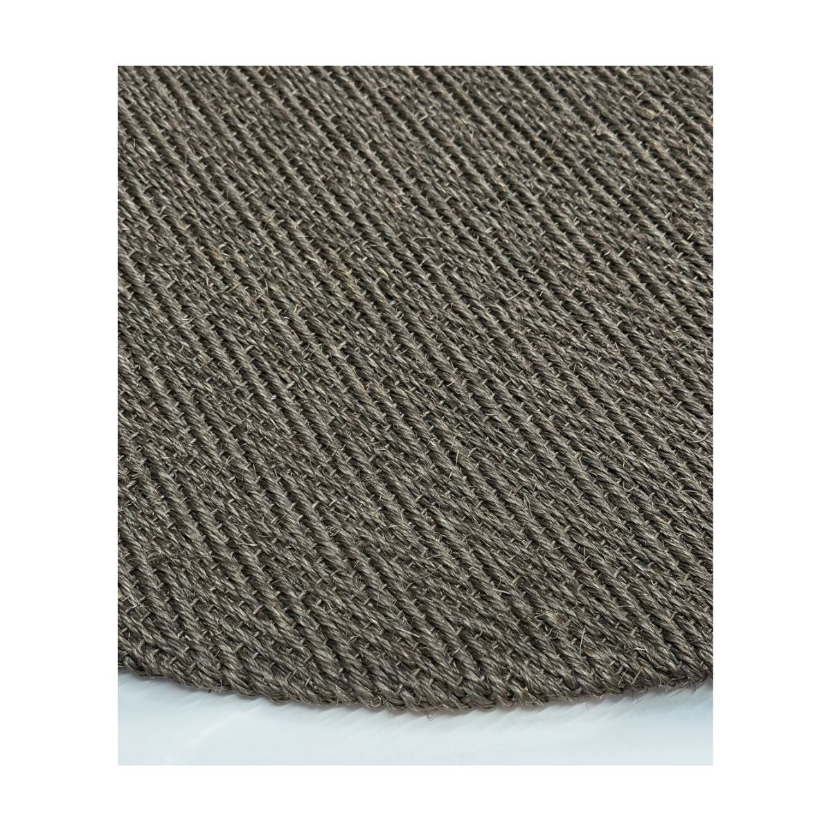 Close-up de tapete redondo de sisal tecido em tons terrosos.