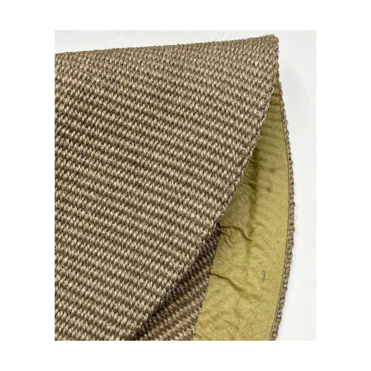 Tapete de sisal bege com acabamento perfeito, forte e ideal para alto tráfego de pessoas.