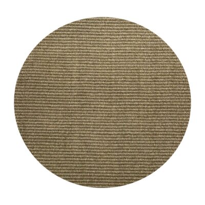 Tapete redondo em sisal de cor taupe para decoração sustentável.