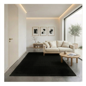 Retângulo de tecido preto com textura sutileza em fundo branco, lembrando uma obra de arte minimalista.